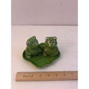 Frogs and lily pad salt‎ pepper collection